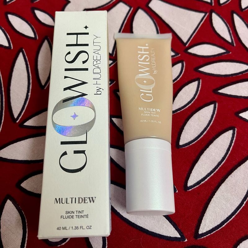 Huda Beauty: Glowish Skin Tint 02