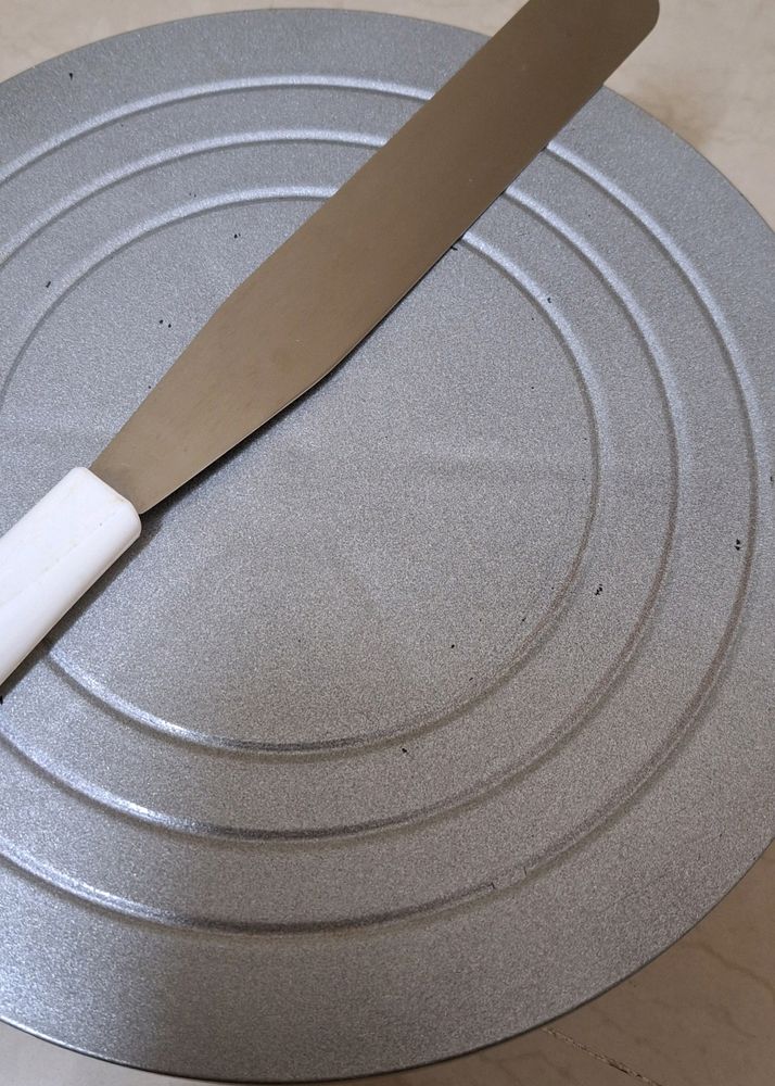 Turntable With Icing Spatula