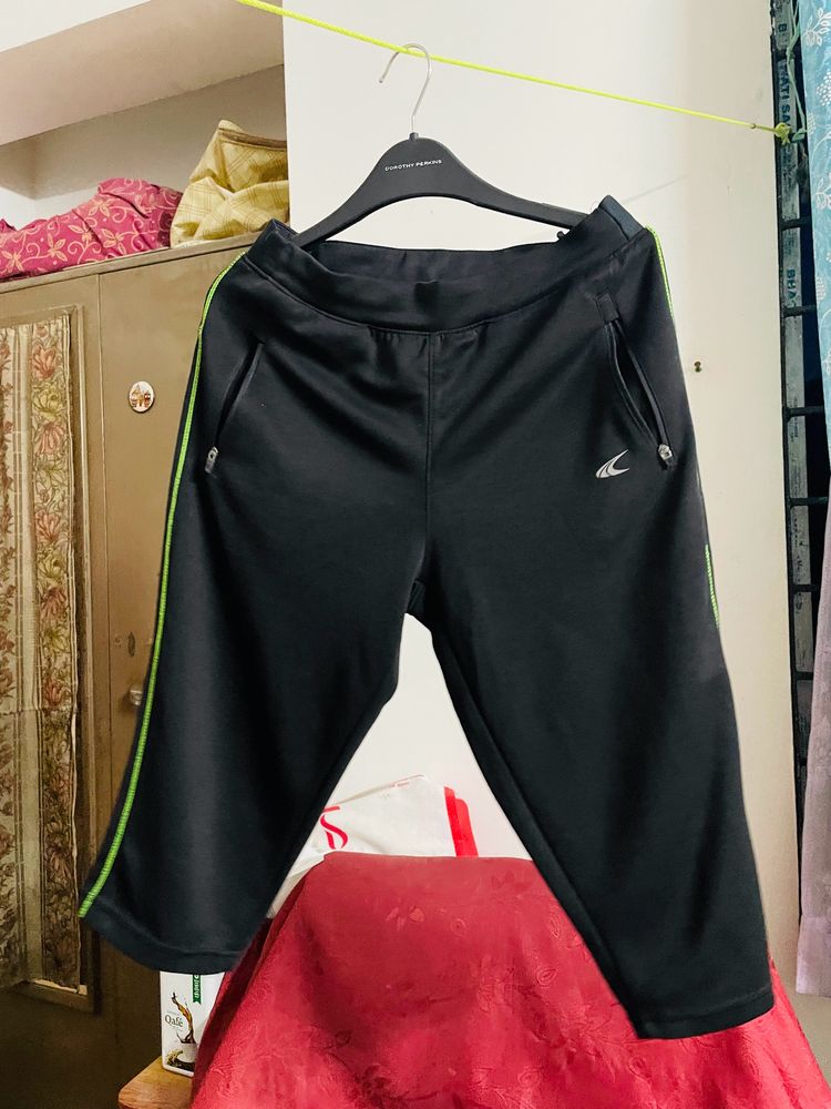 Three quarter workout pants