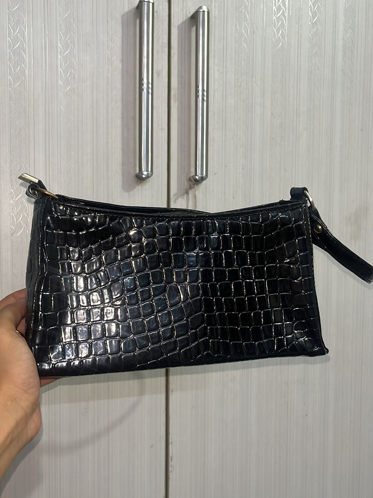 BLACK HANDBAG