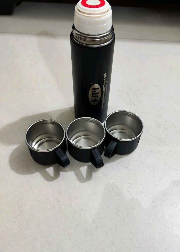 Vacuum Flask With 3 Mugs