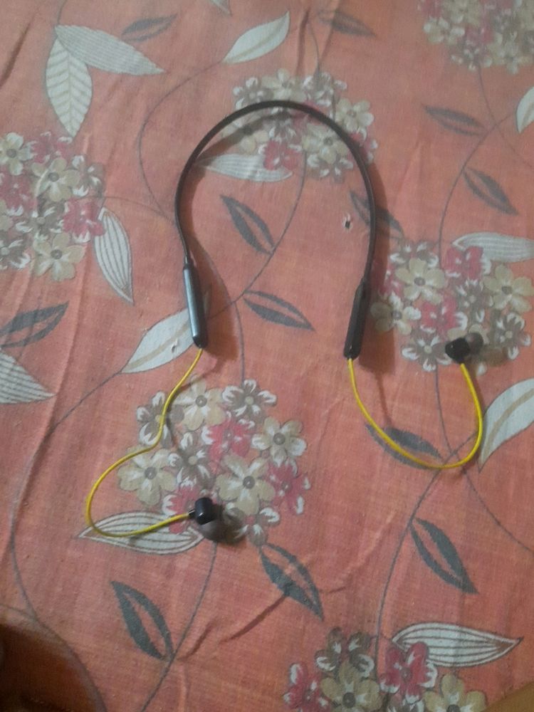 neckband,  headphone , earpods right one not working