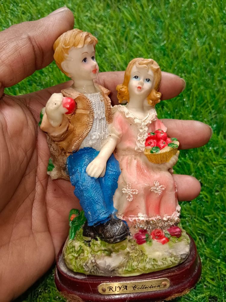 Couple Statue - Gift 🎁 Items Or Can Be Kept In Mirror Shelf