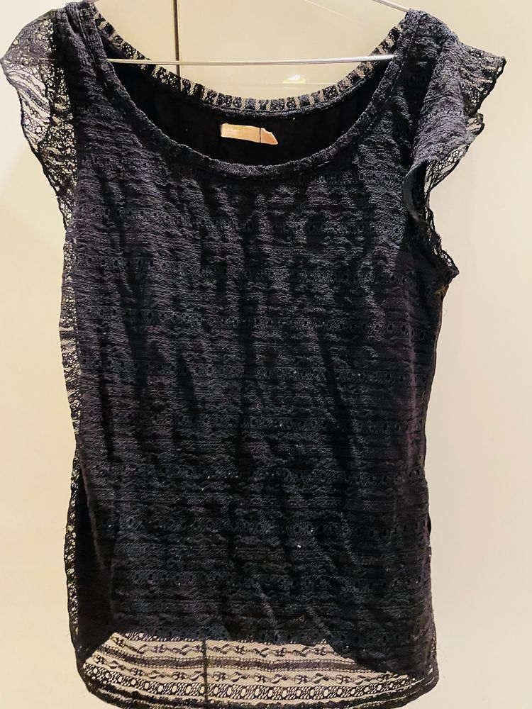 CUTE LACE TOP BY BERSHKA IN SIZE M