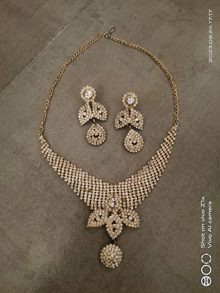 Jewellery Set & Extra Earrings