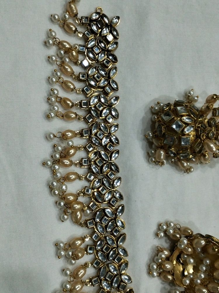 Beautiful Kundan Set With Earrings And Tikka