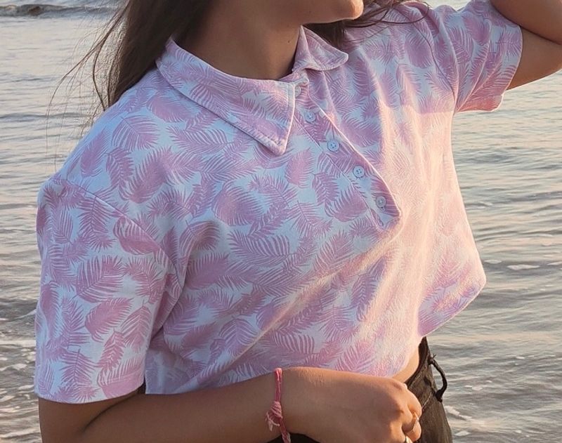 pink crop top t-shirt 💓its so comfortable t-shirt and it's look like beaches view give and very affordable t-shirt and 2 time wear and t-shirt conditions very very good