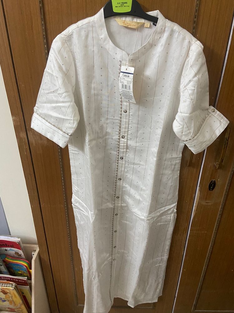 New With Tag KURTA White Bust 34