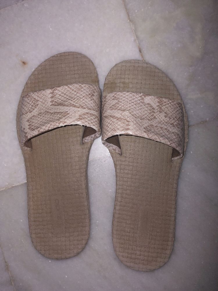 Used Regular Wear Slipper