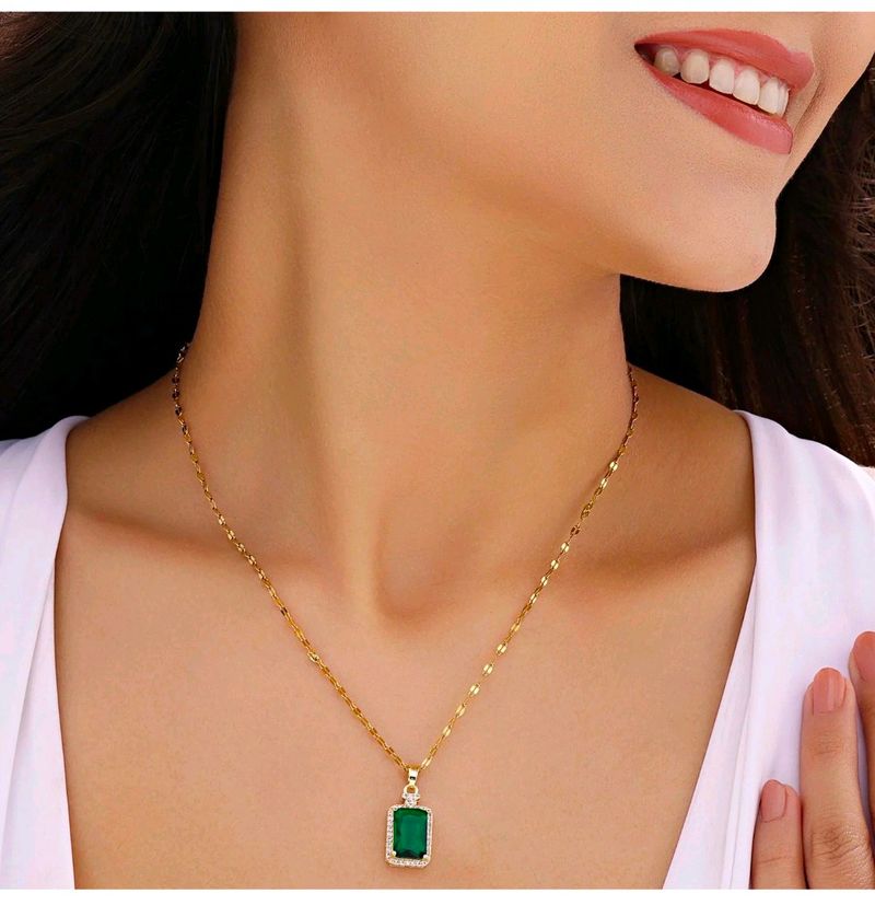 Anti-Tarnish Emerald Pendant Necklace✨