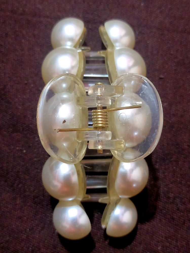 White Pearl Fashionable Clutcher