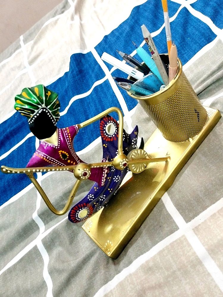 Beautiful Artistic Golden Pen Stand !! 😍