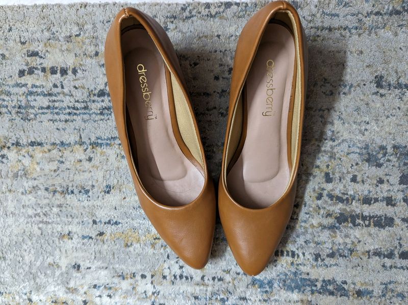 OFFER!! Nude Block Pumps In Beautiful Condition