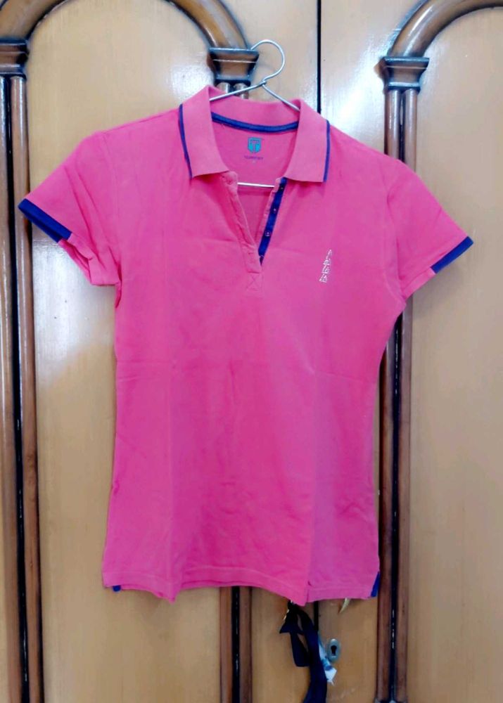 Stylish pink T-shirt, soft and comfortable