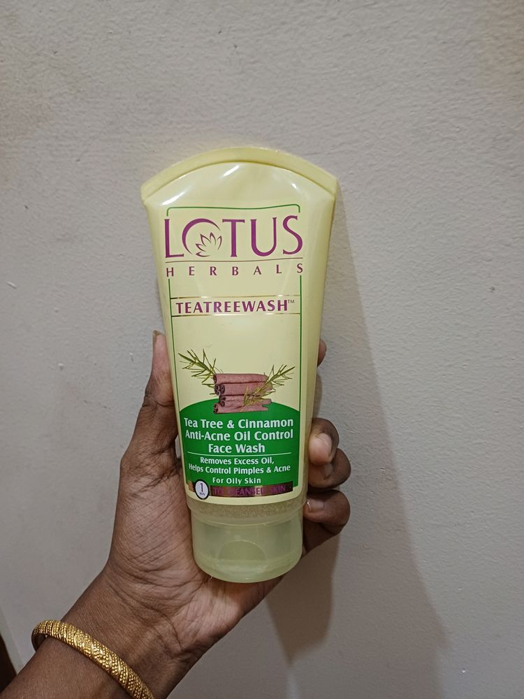 Lotus Acne Facewash