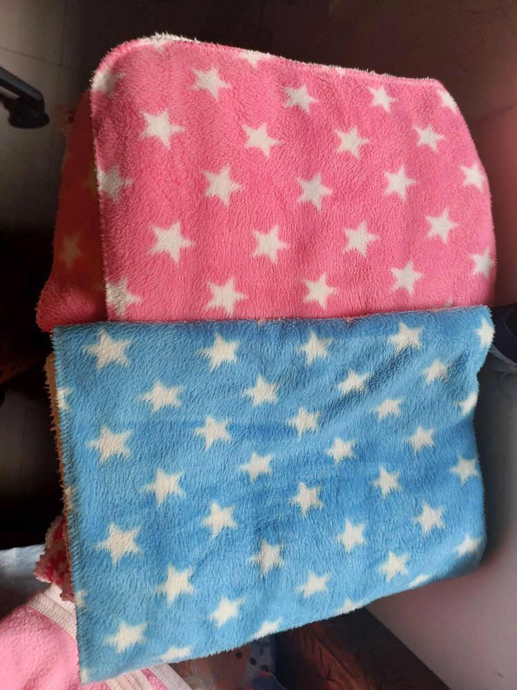 Combo Of 2 Baby Blankets,5 Napkins and Shoes