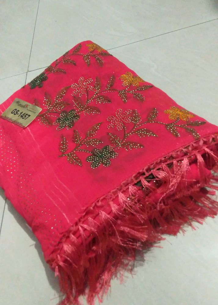 Brand New Saree With Blouse 🎉💓.                        Only Cash✅No Coins And Swap❌.  Its Completely New Packed With Tag  Last Picture Added Is A Reference Picture How Saree Look Will Come