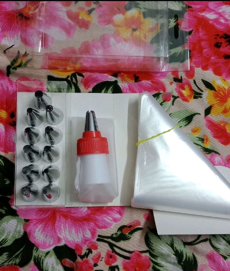 12 Pieces Cake Decoration Nozzles + Free 10 Bags🎂