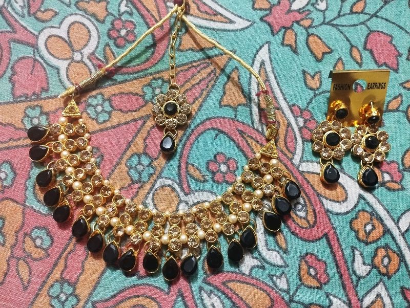 Black Golden Necklace Set With Mangtika