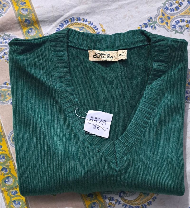 Branded half sweater for men.