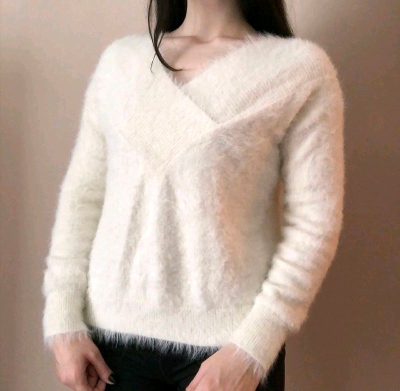 Sweater For Women In Good Condition .