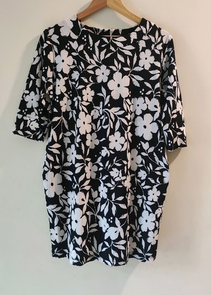 Black N White Long Top With Pockets.Size XL