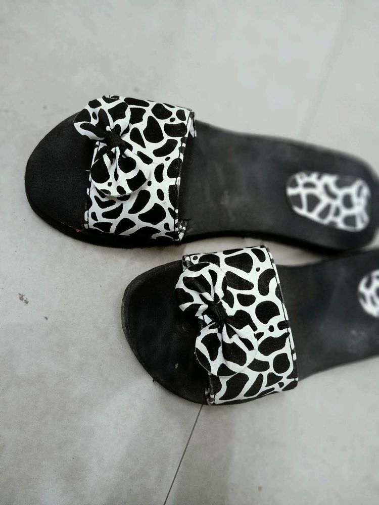 White And Black Flip Flopss(In Cash Only)