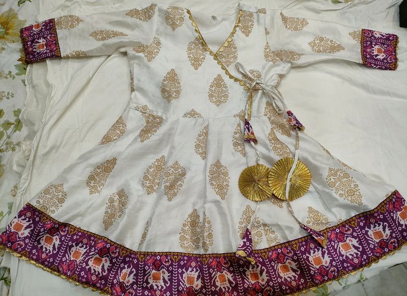 Ahalyaa white and purple ethnic V Neck Tunic