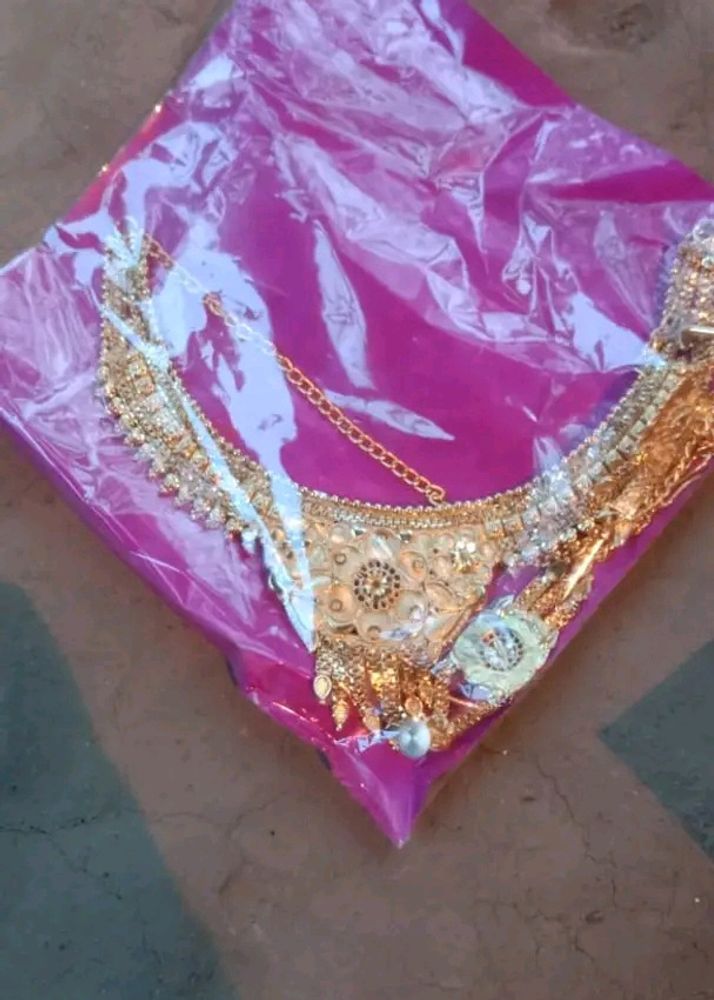 Golden Nacklace For All Occasions