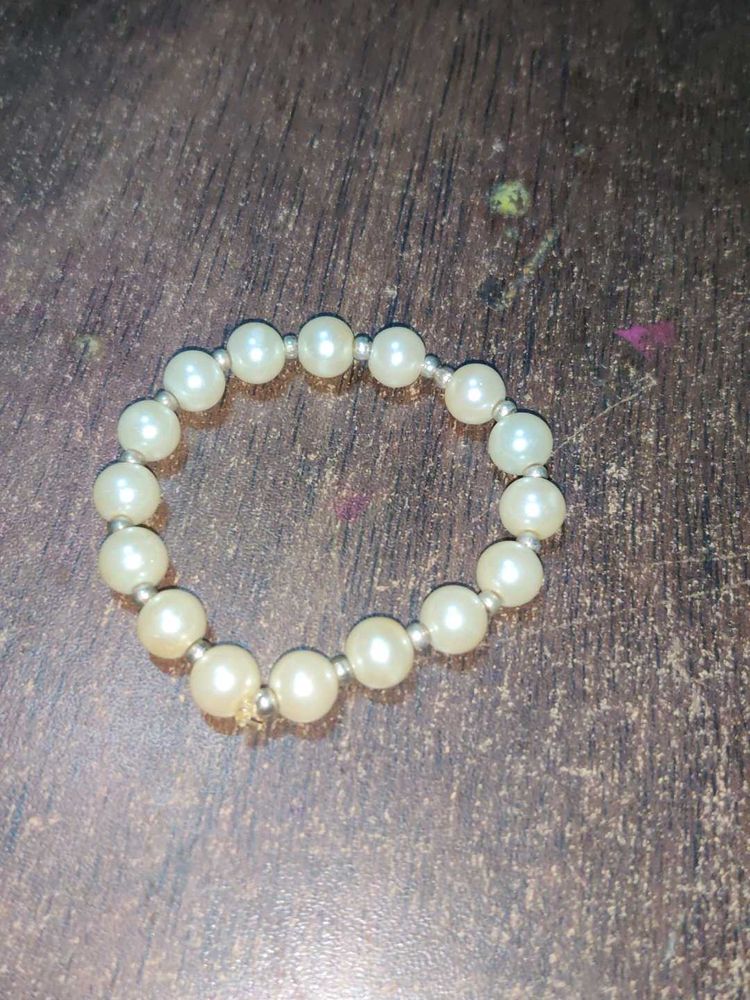 Beautiful Pearl Bracelet With Aesthetic Design