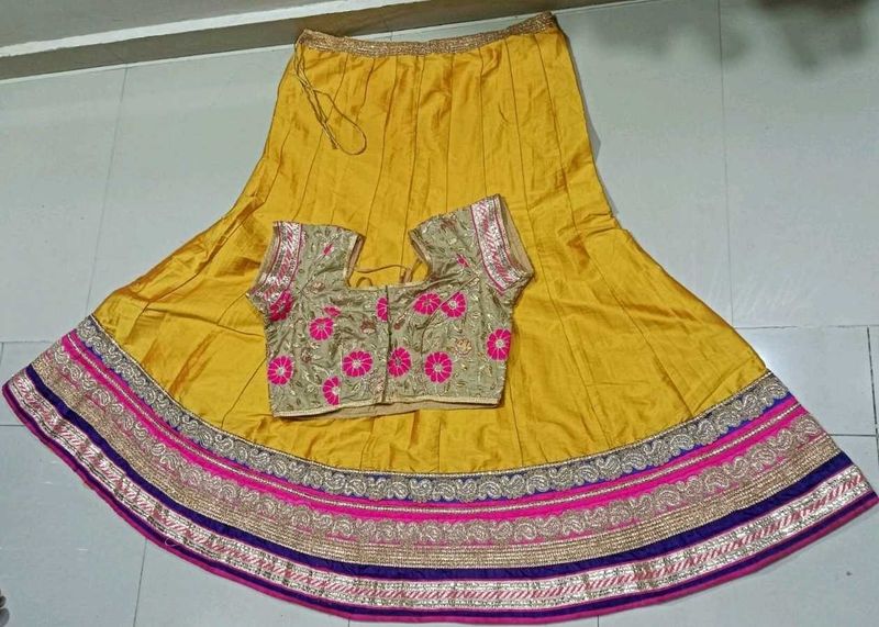 Heavy Lehenga And Padded Blouse💛💗