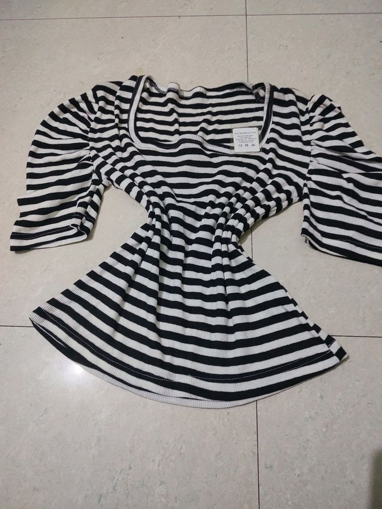 New Black And White Puffed Sleeve Top