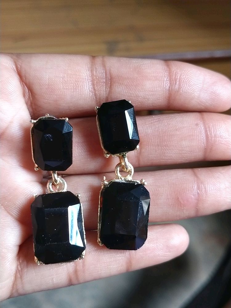 Black Earings..Grab Now With 25%discount