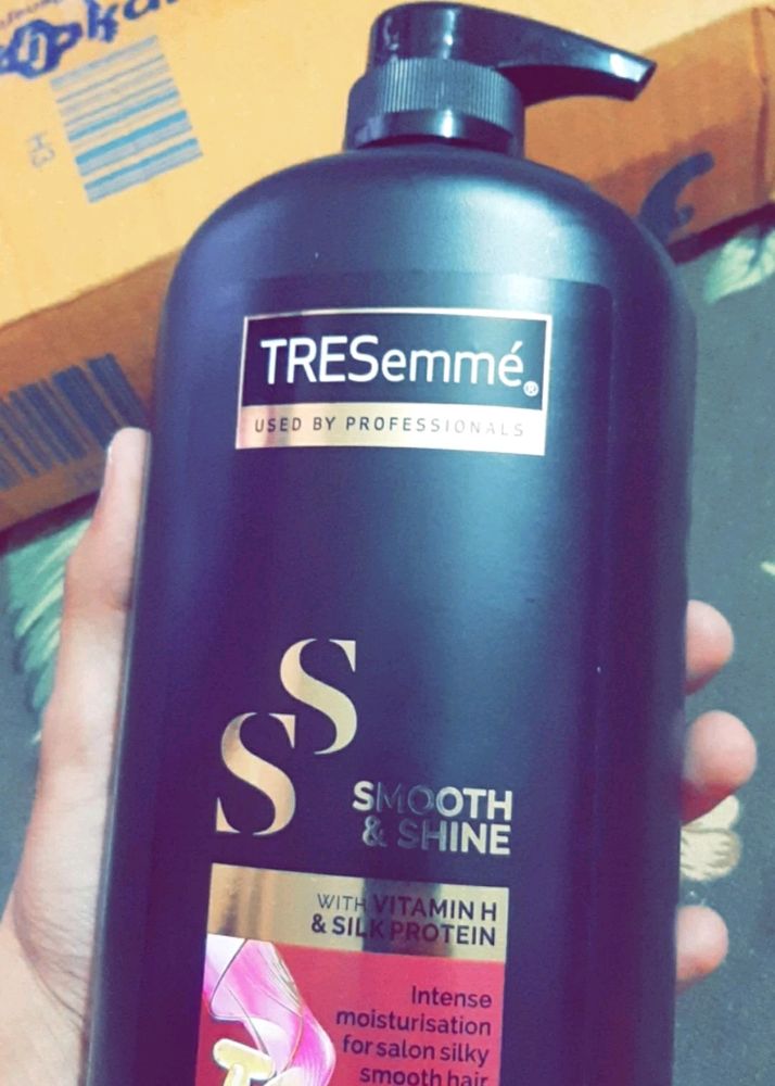 TRESemme Smooth & Shine Shampoo 1 L, With Vitamin H & Silk Proteins For Silky Smooth Hair - Moisturises Dry & Frizzy Hair, For Men & Women