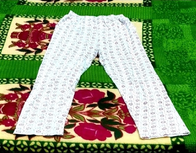 IT IS A WOMEN'S WHITE COLOR NEW COTTON PYJAMA.....