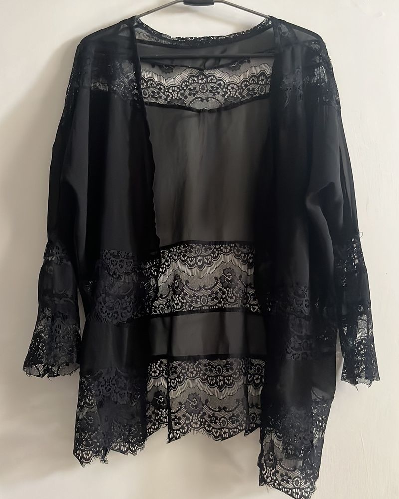 BLACK LACED SHRUG