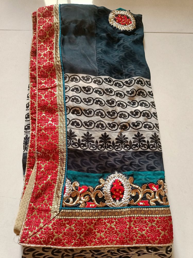 Heavy Border Beautiful Shade Saree For Women.