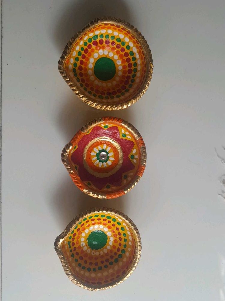 Beautiful diya's. NO RETURN