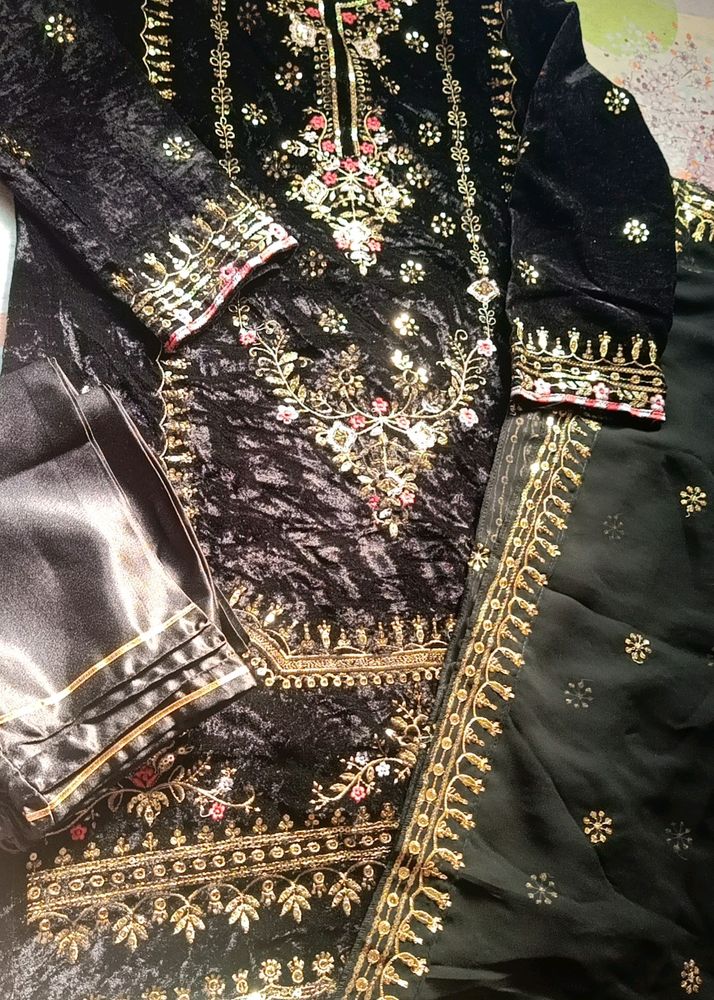 PAKISTANI VELVET SUIT 🖤