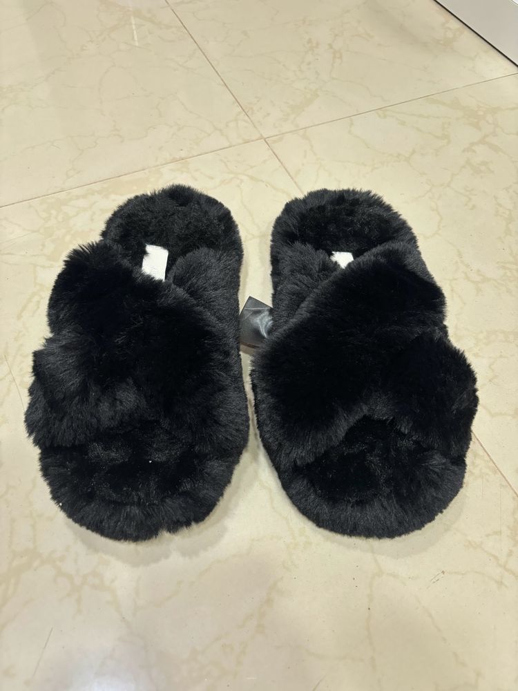 Cute Fuzzy H&M Slippers 🖤