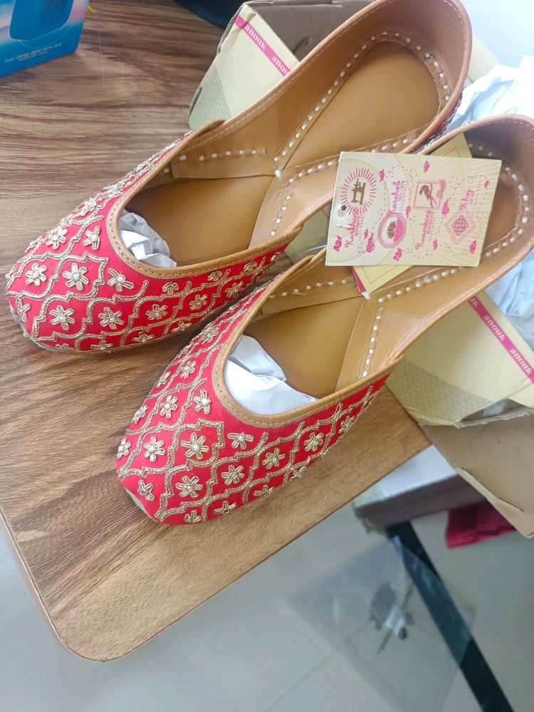 Anouk By Myntra Embellished Gold Toned Juttis