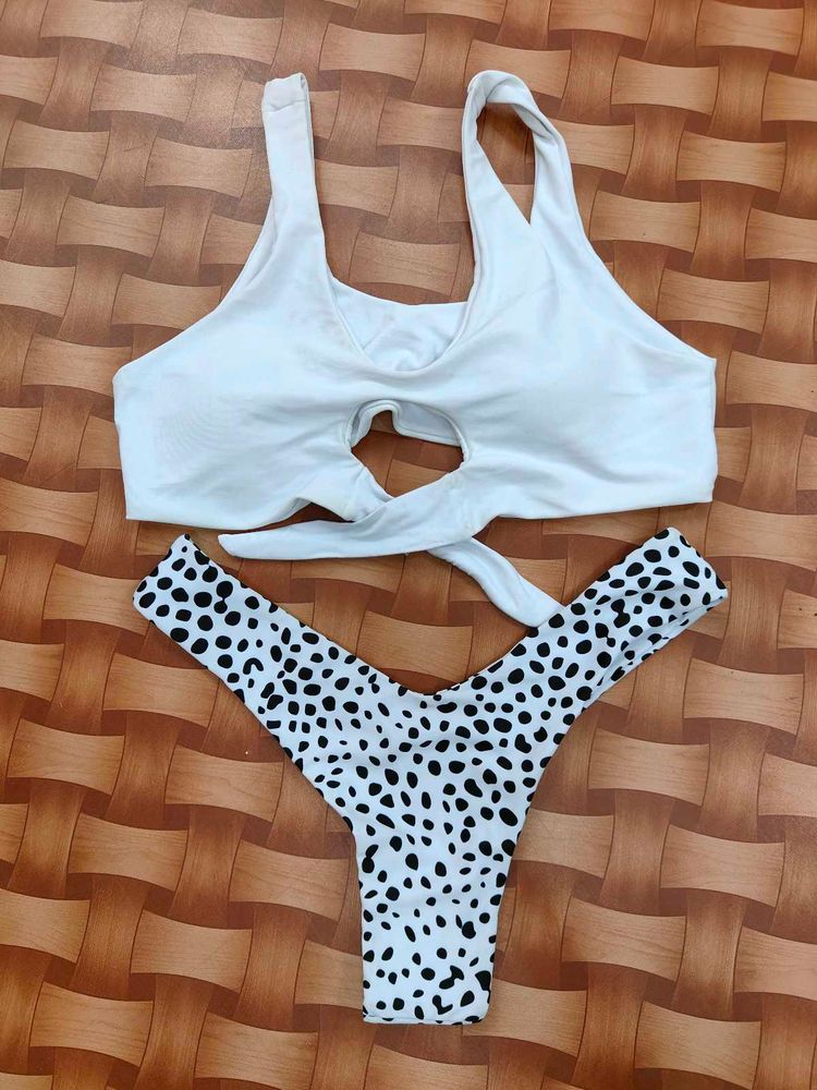 Smaking White Bikini Set