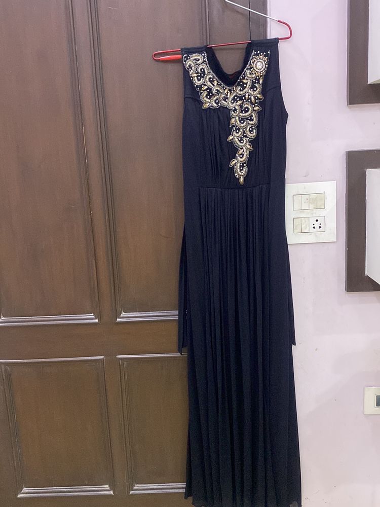 SALE Is BACK❤️❤️❤️💥Black Embroidery Gown 😍😍😍