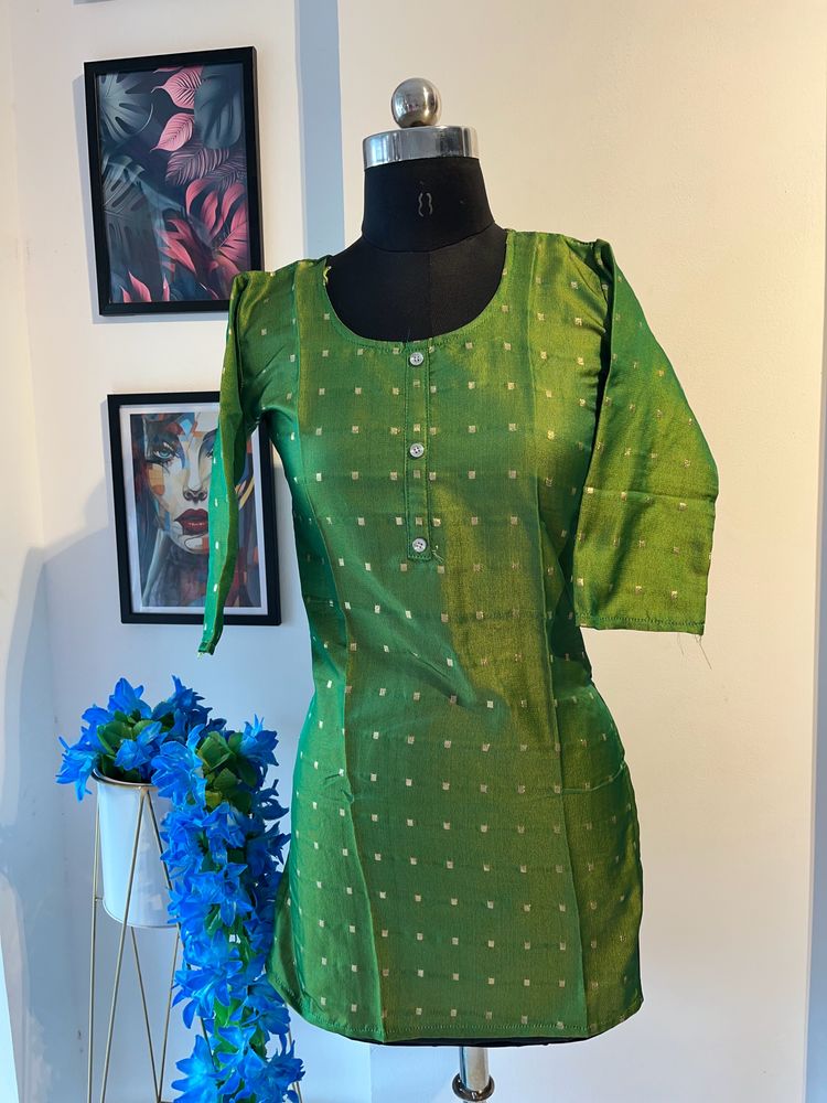 Short Sleeveless Kurti