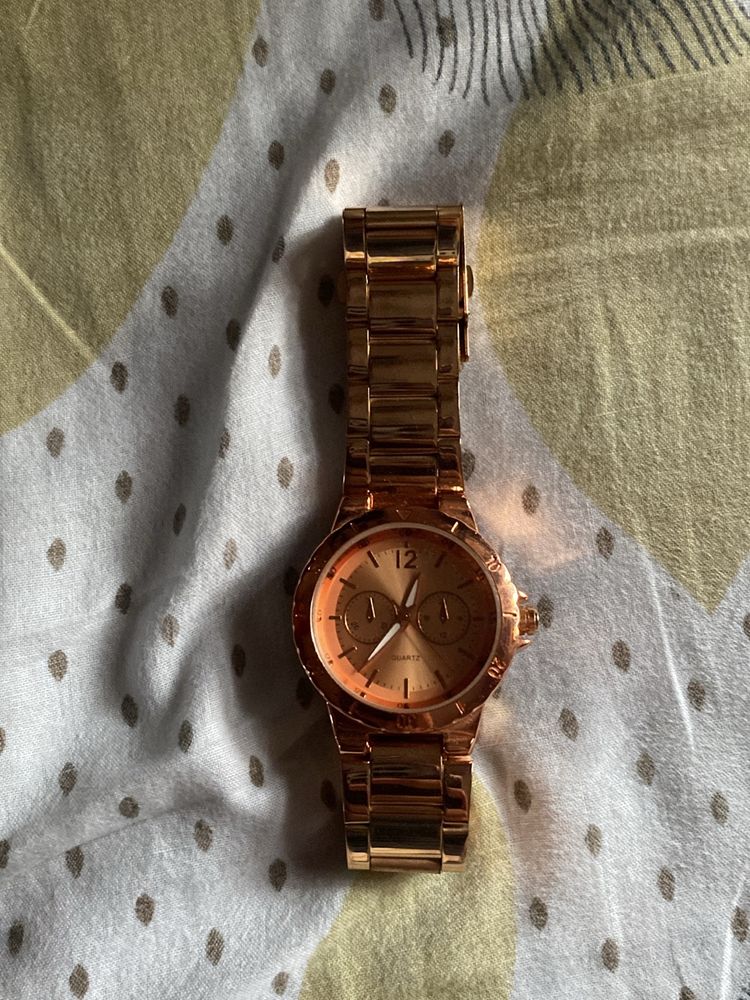 men & women golden watch