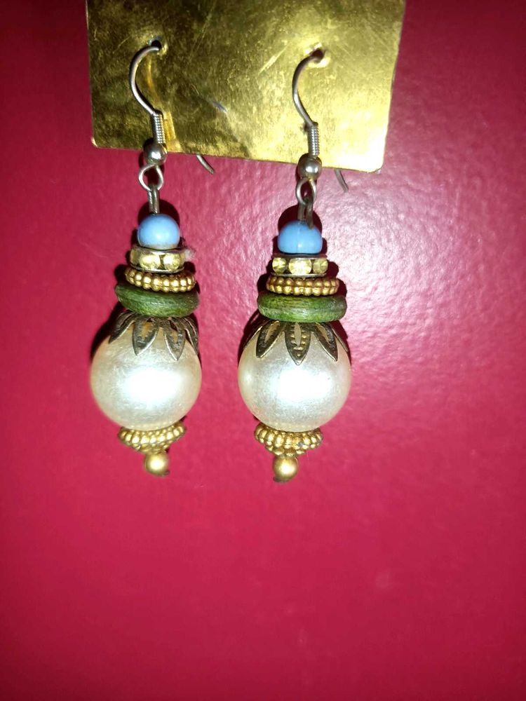 White Stone Earing