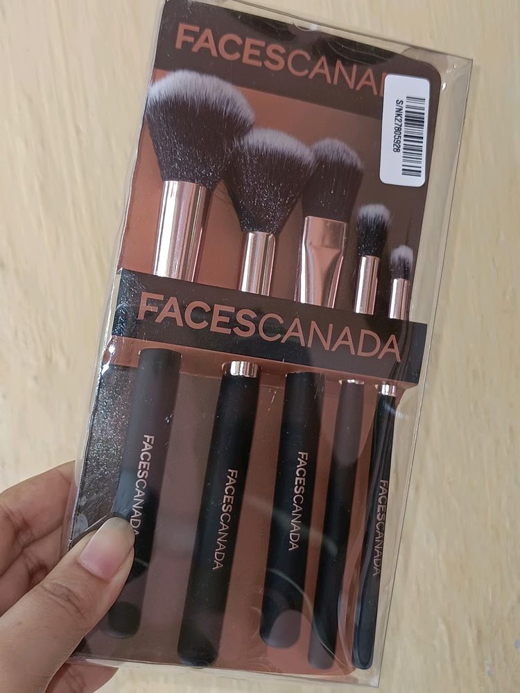 Faces Canada Brush Set