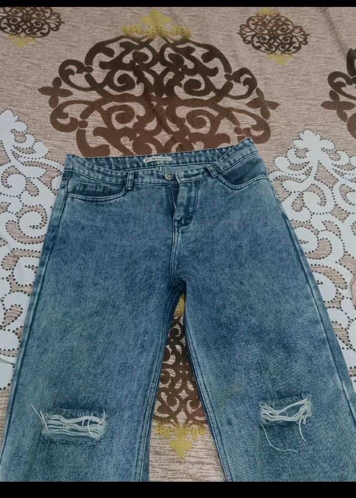 Knee Cut Jeans 👖