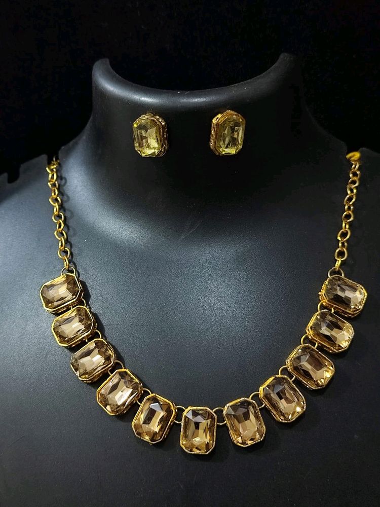 GOLDEN STONE NECKLACE SET