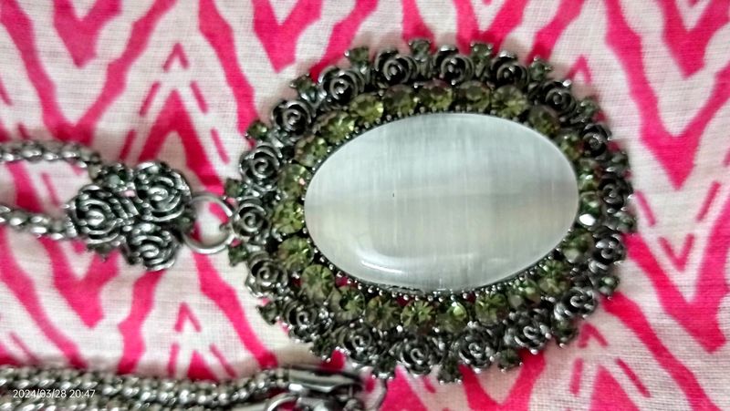 Victoria Locket With Chain New One